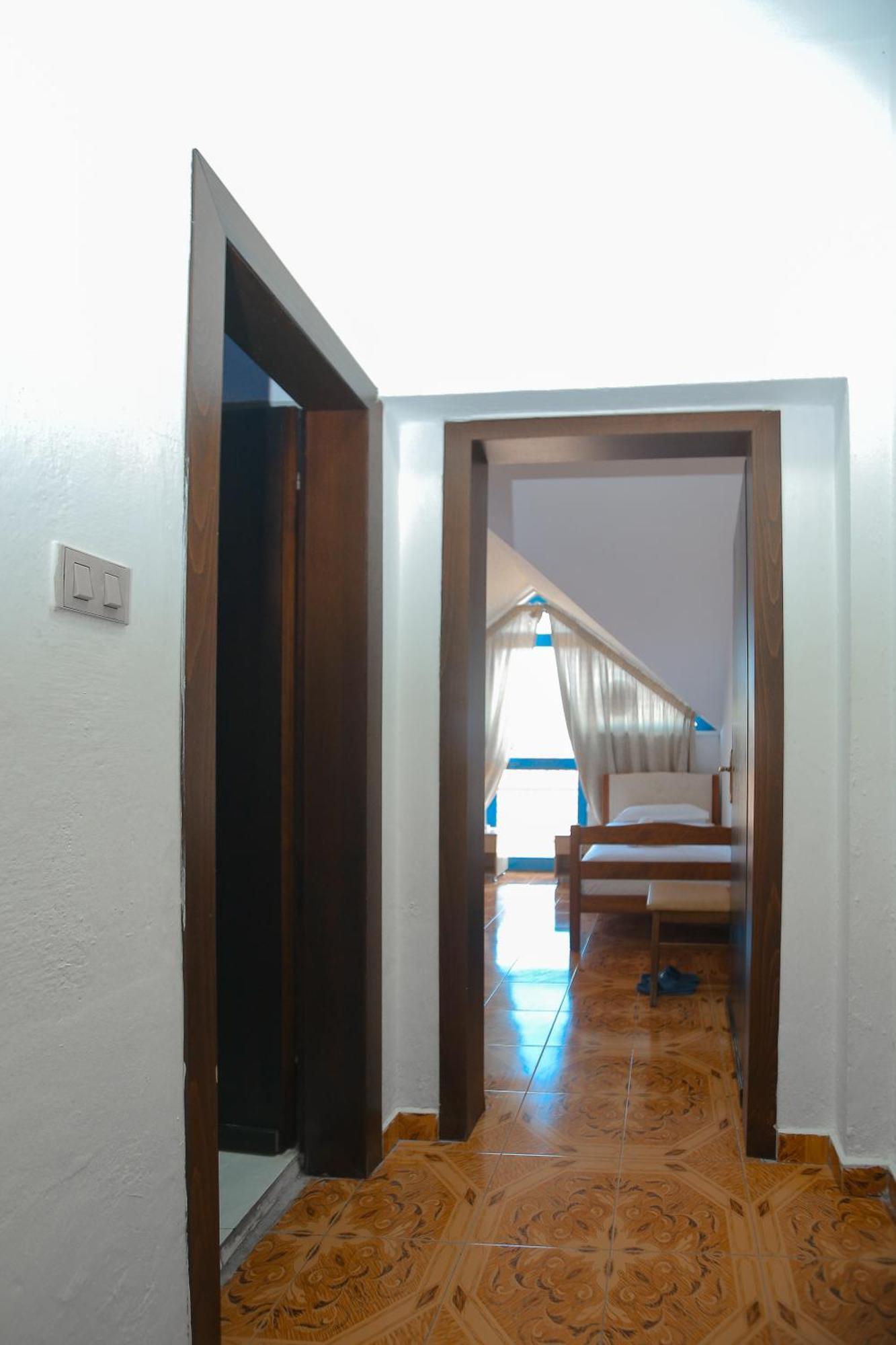 Hotel Ambasador Bahçallëk Dış mekan fotoğraf